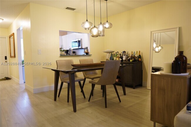 Building Photo - 453 Lakeview Dr