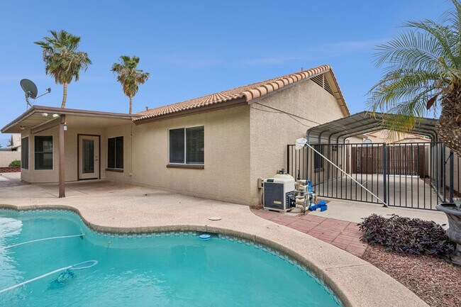 Building Photo - 8734 W Bloomfield Rd