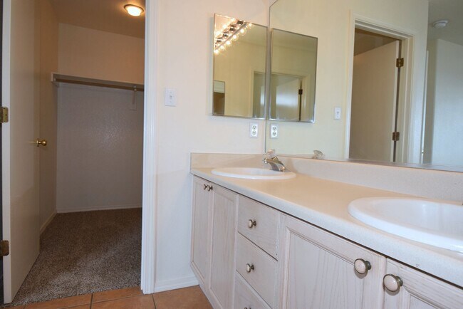 Building Photo - Great location! Nice 3Br, 2.5Ba Near Alame...