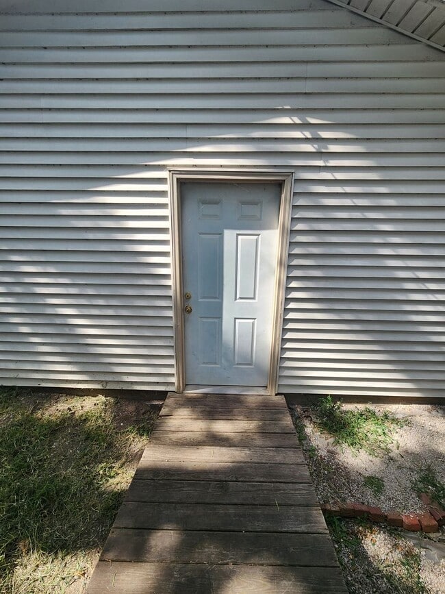 Building Photo - Nice home with oversized 2car gar with work bench and large shaded yard. Country-like setting