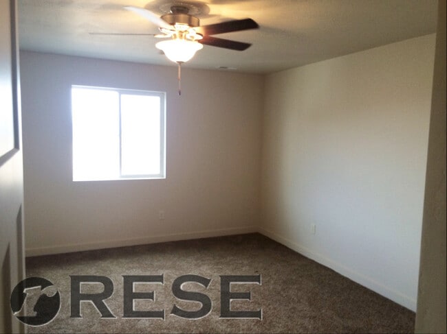 Building Photo - 3 Story Vineyard Townhome w 1 car attached...