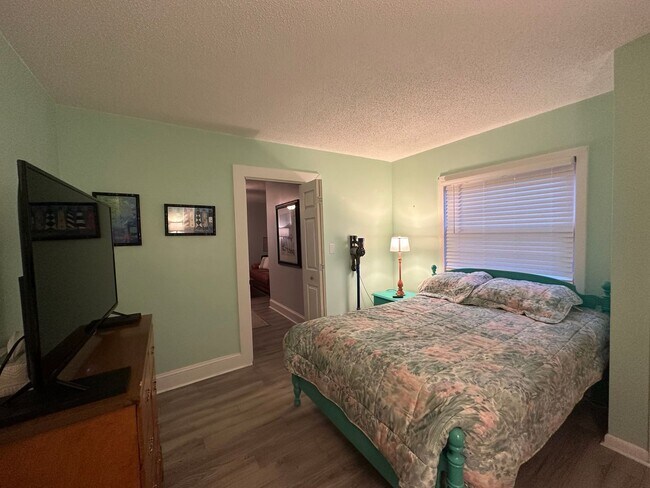 Building Photo - Updated 2 Bed 1 Bath Duplex