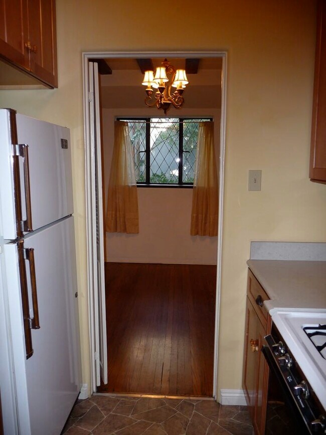 Building Photo - 2057 N Las Palmas Ave