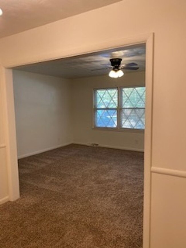 Building Photo - 3 Bed, 1 1/2 Bath, 1 Car Garage, Fenced Yard!