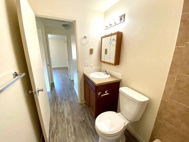 Building Photo - 924000