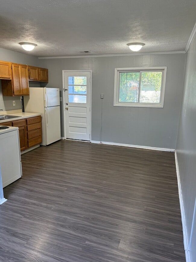 Building Photo - 1109 Birch Dr