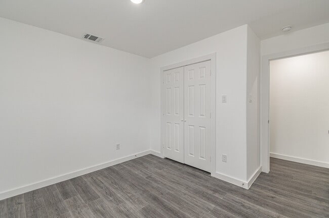 Building Photo - 7802 Crestview Dr