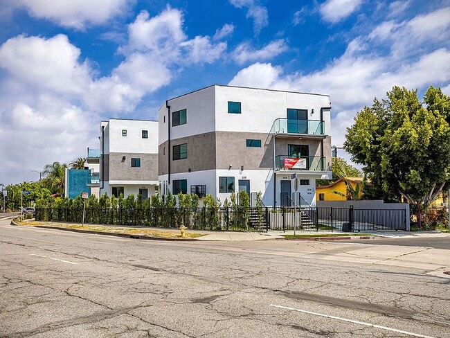 Building Photo - 1638 S Longwood Ave