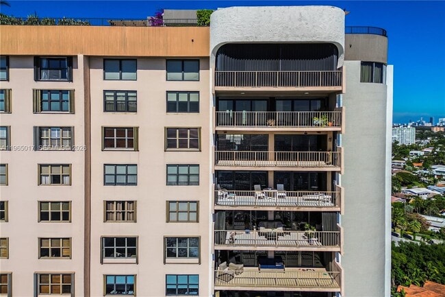 Building Photo - 1800 NE 114th St