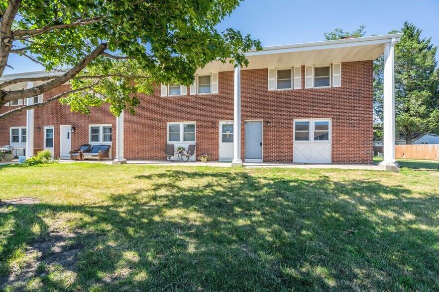 Exterior - 1304 E Sylvan Cir