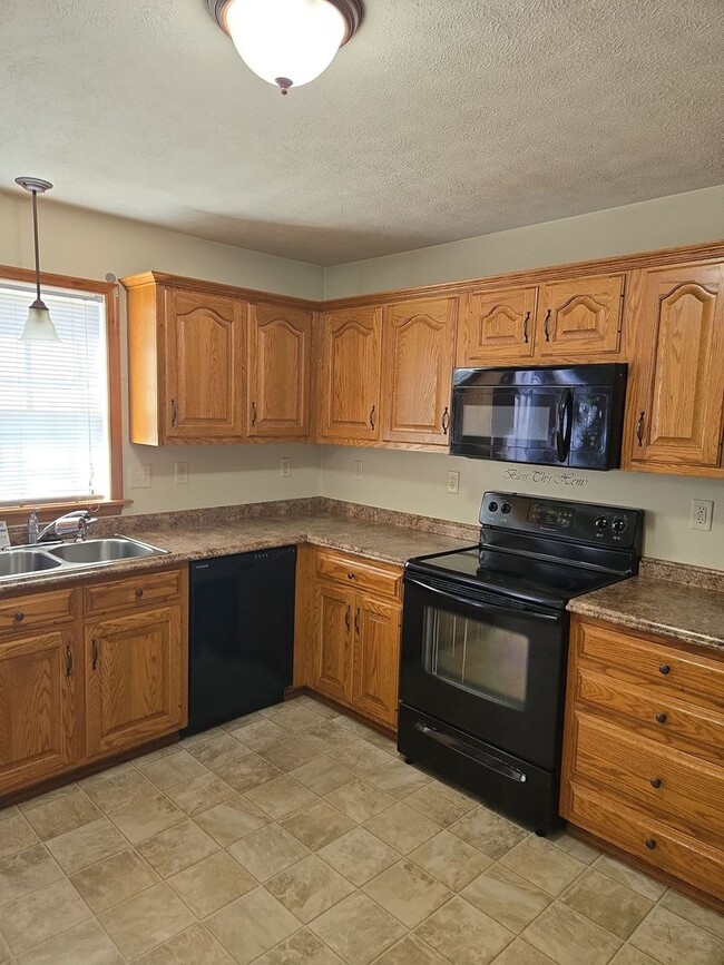 Building Photo - Well-Maintained 3 Bed/2.5 Bath Townhouse i...