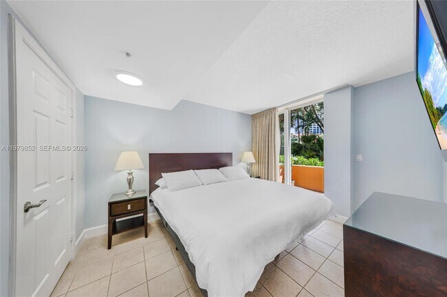Building Photo - 2951 S Bayshore Dr