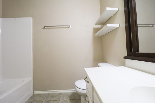 Building Photo - 3 Bed 2 Bath