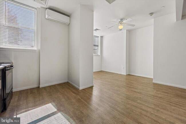 Building Photo - 1015 W Lancaster Ave