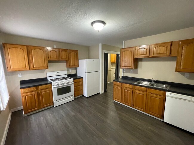 Building Photo - 427 W 10th St