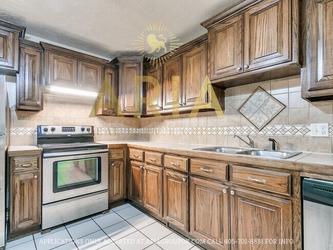 Building Photo - *639-641 Welston Cr.