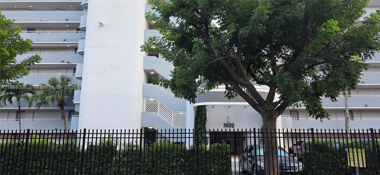 Building Photo - 1650 NE 115th St