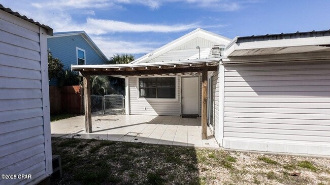 Building Photo - 247 Poinsettia Dr