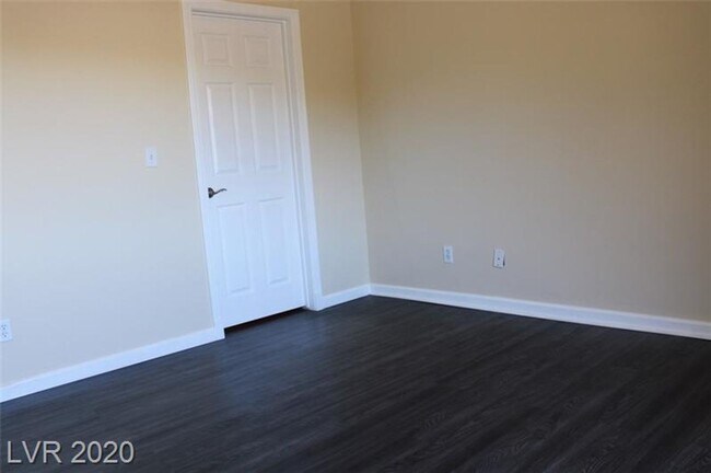 Building Photo - Bright & Beautiful 3-Bed Townhome with Bal...