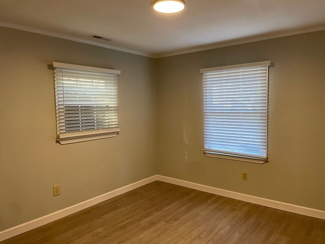 Building Photo - 752