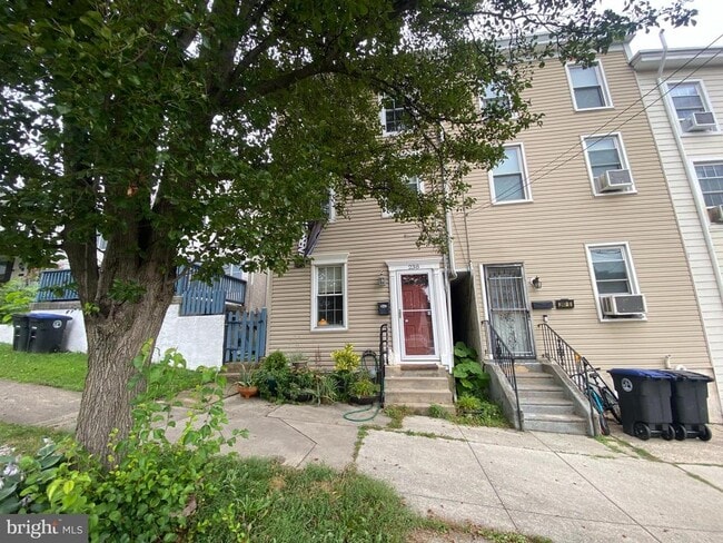 Building Photo - 238 E 6th Ave