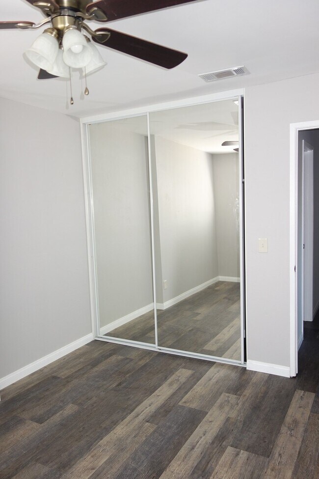 Building Photo - Renovated Large 2 Bedroom/1 Bathroom Top F...