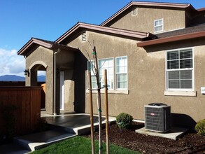 Building Photo - Townhouse In Prime Location