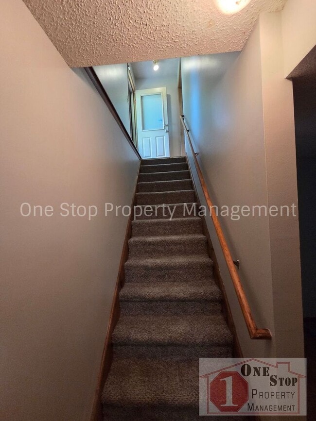 Building Photo - 3 Bedroom 1.5 Bathroom Duplex with 1 car garage in North Kansas City