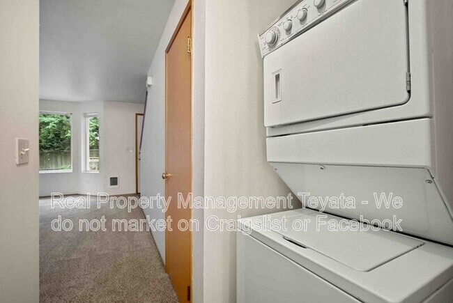 Building Photo - 2421 Bickford Ave