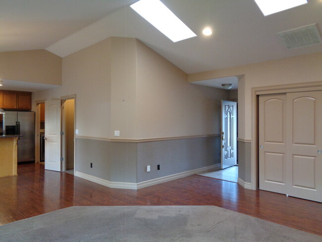Building Photo - 6439 Robin Hood St SE