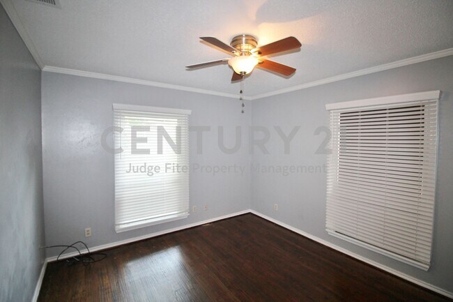 Building Photo - Tastefully Updated 2/1/1 Ready for Immediate Occupancy!
