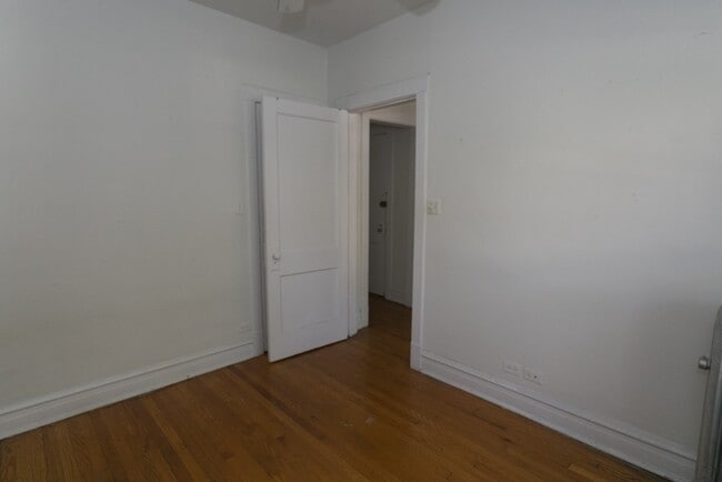 Building Photo - Lincoln Square / Ravenswood - 2 Bedroom / 1 Bath - Heat Included