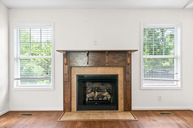 Building Photo - 3 Bedroom 2 Bath Pet Friendly Home For Rent Near Post!