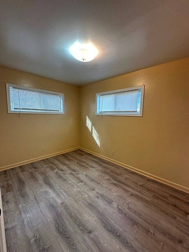 Building Photo - 2 Bedroom House