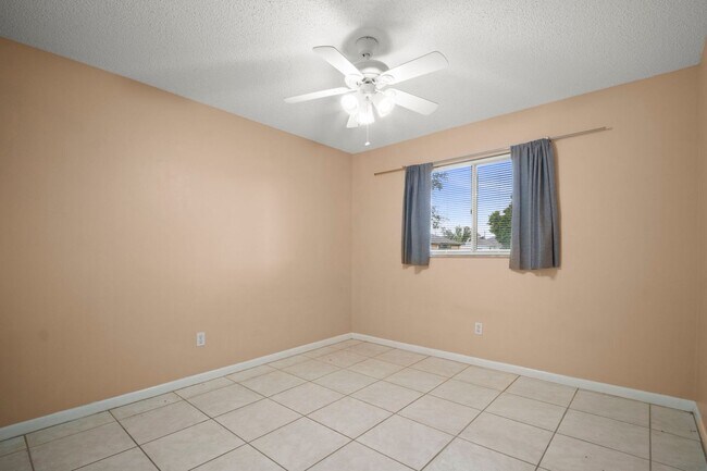 Building Photo - 4406 Santa Barbara Blvd
