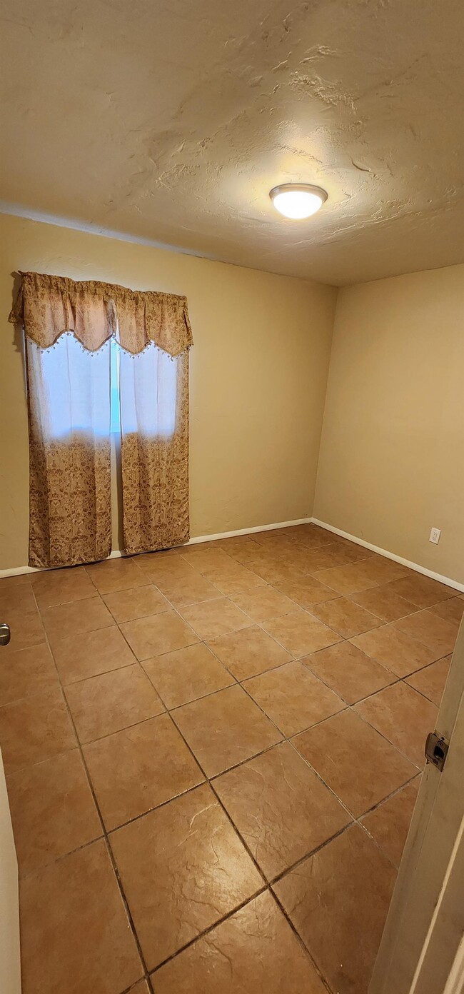 Building Photo - 2126 E Hidalgo Vista