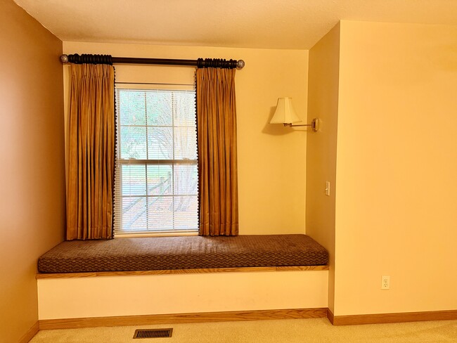 Building Photo - 404 E Windwood Ln