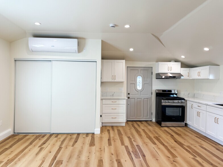 Building Photo - 9320 Valjean Ave