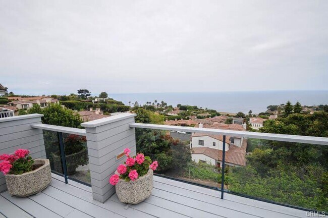 Building Photo - Custome Built Home With Ocean Views