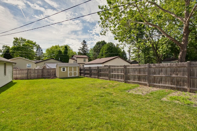 Building Photo - 648 N Greenview Ave