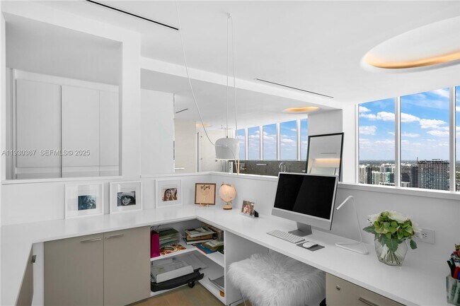 Building Photo - 2020 N Bayshore Dr