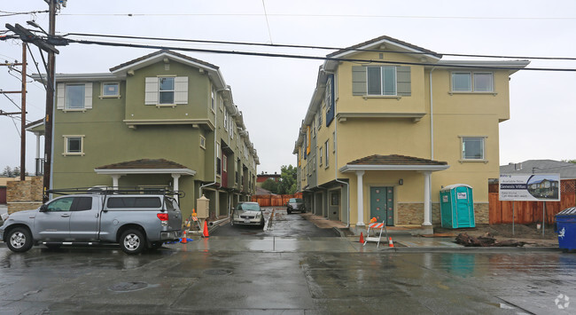 Building Photo - Genesis Villas Townhomes