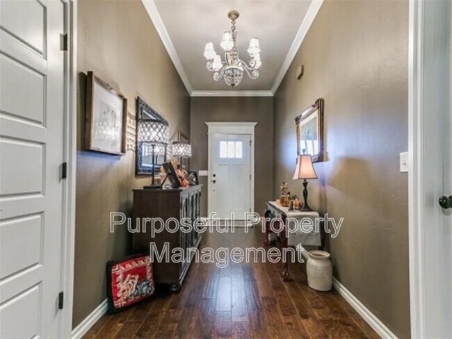 Building Photo - 811 E Mosier St