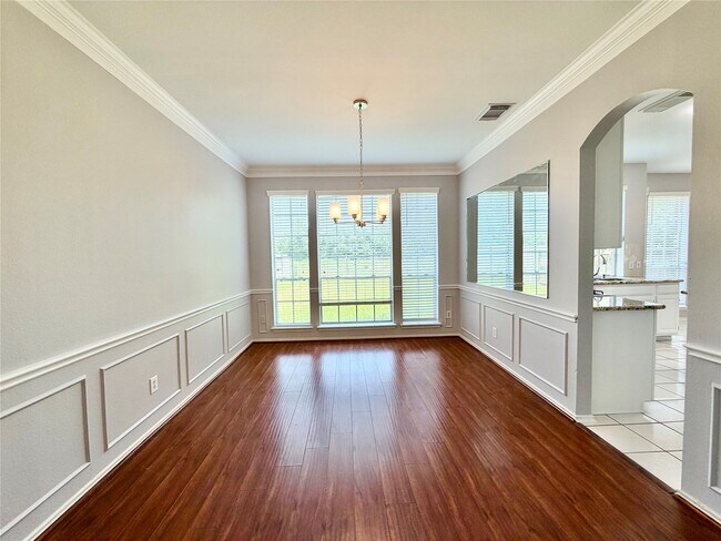 Building Photo - 4614 Forest Home Dr