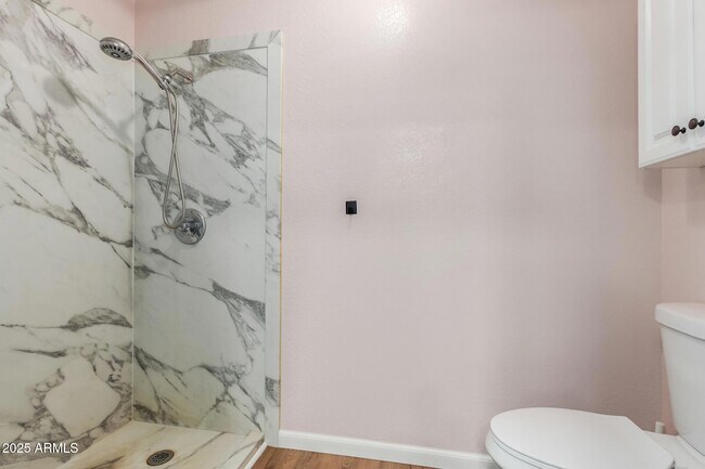 Building Photo - 518 E Kerry Ln