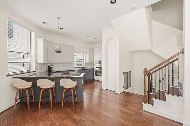 Building Photo - 836 Garden Oaks Terrace