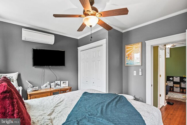 Building Photo - Gorgeous end-unit row home available for r...