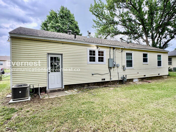 Building Photo - 802 N Birch St