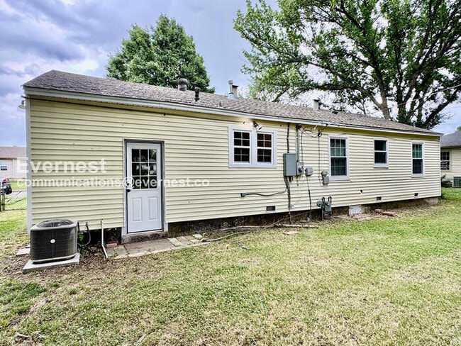 Building Photo - 3 Bed/1 Bath Home with Fenced Yard & Garage / Pet-Friendly / Coming Soon!