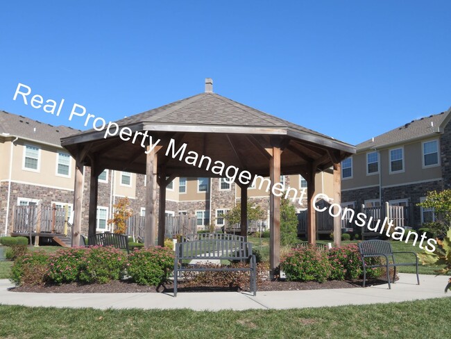 Building Photo - Spacious 3 Bed / 3.5 Bath in Blue Valley S...